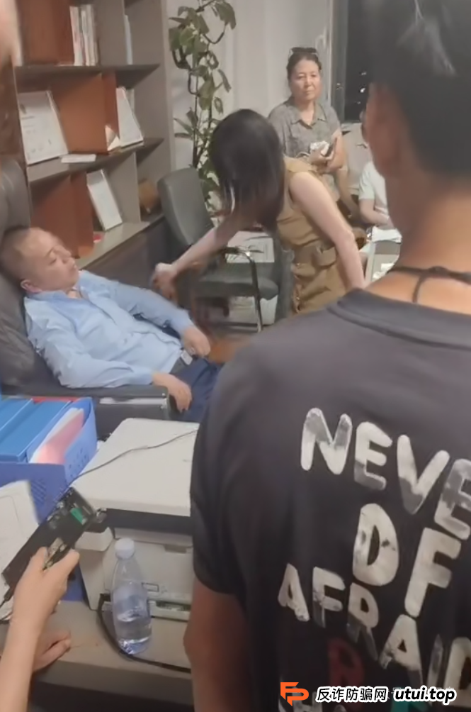 树拍易购资金盘崩盘,万人维权!警方已经立案了,特警接管在维持秩序,无数人血本无归! 树拍易购资金盘崩盘,万人维权!警方已经立案了,特警接管在维持秩序,无数人血本无归!