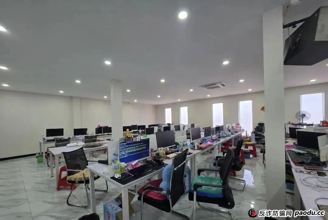 场面震撼!柬埔寨电诈园区上演集体大逃亡! 场面震撼!柬埔寨电诈园区上演集体大逃亡!