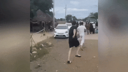 场面震撼!柬埔寨电诈园区上演集体大逃亡! 场面震撼!柬埔寨电诈园区上演集体大逃亡!